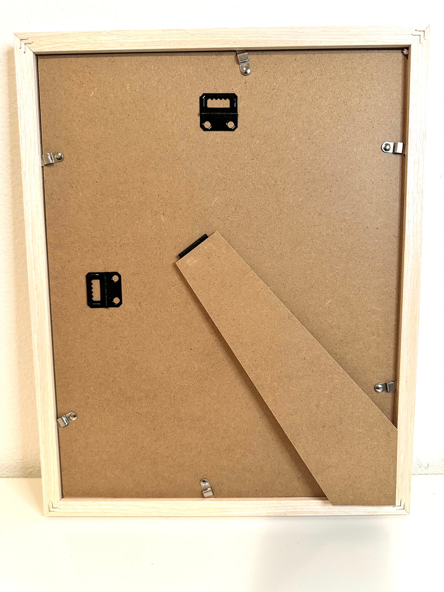 Back options for hanging or table top